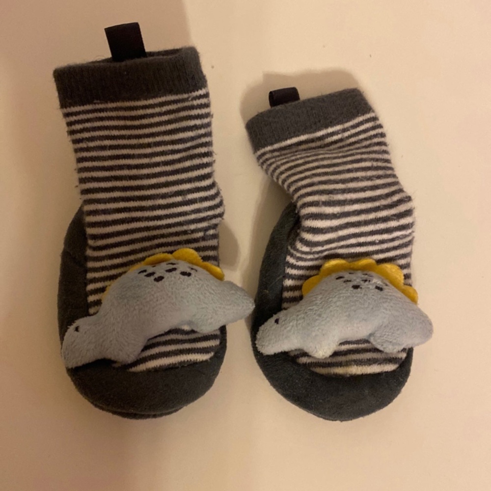 6mos Rattle slippers